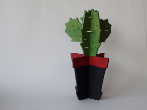 cactus groot, hout, 33 x 20 x 20, € 65,-