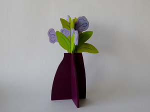 plantje  lila, hout, 26 x 16 x 16, € 55,-